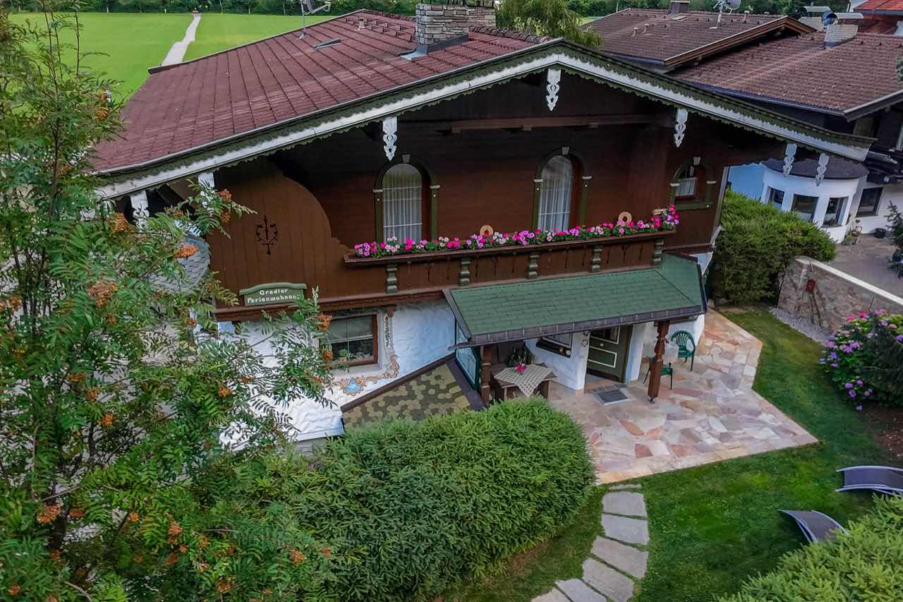 Ferienwohnung Gredler – Hausansicht im Tiroler Stil mit Terrasse