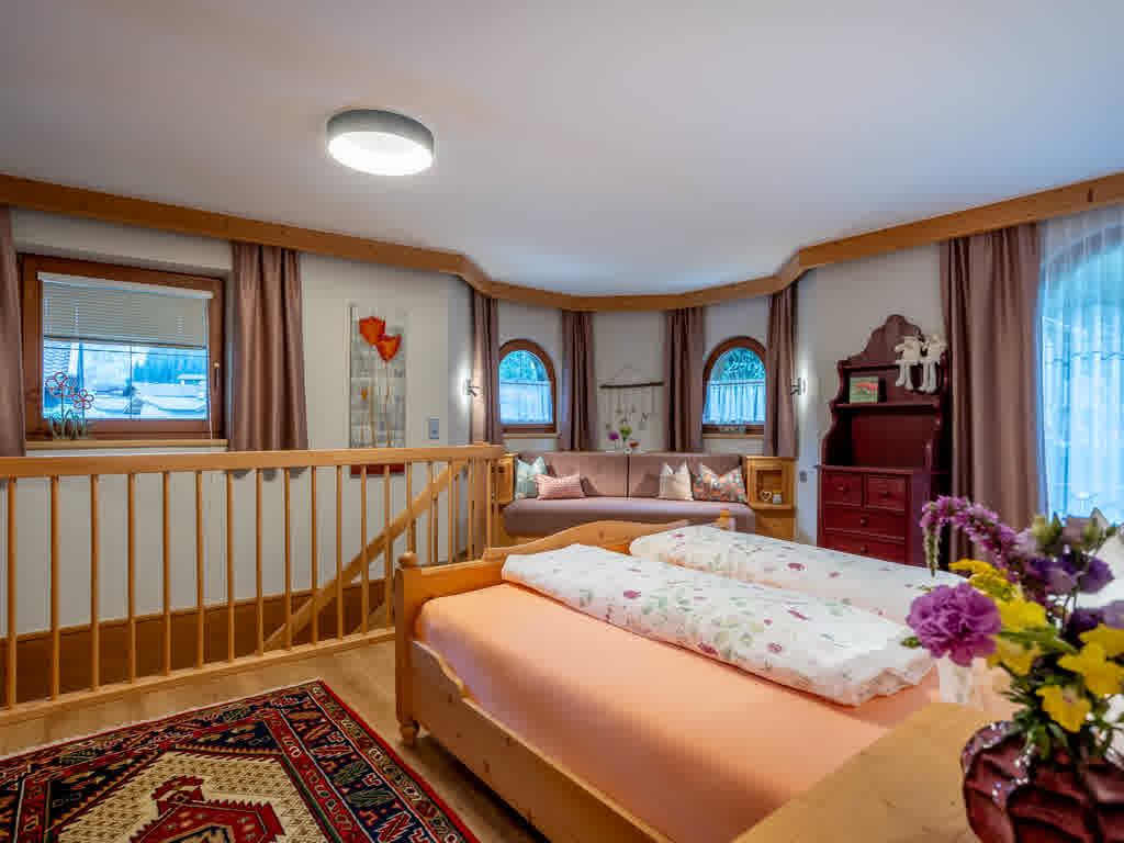 Ferienwohnung Gredler – Schlafzimmer mit Sitzecke