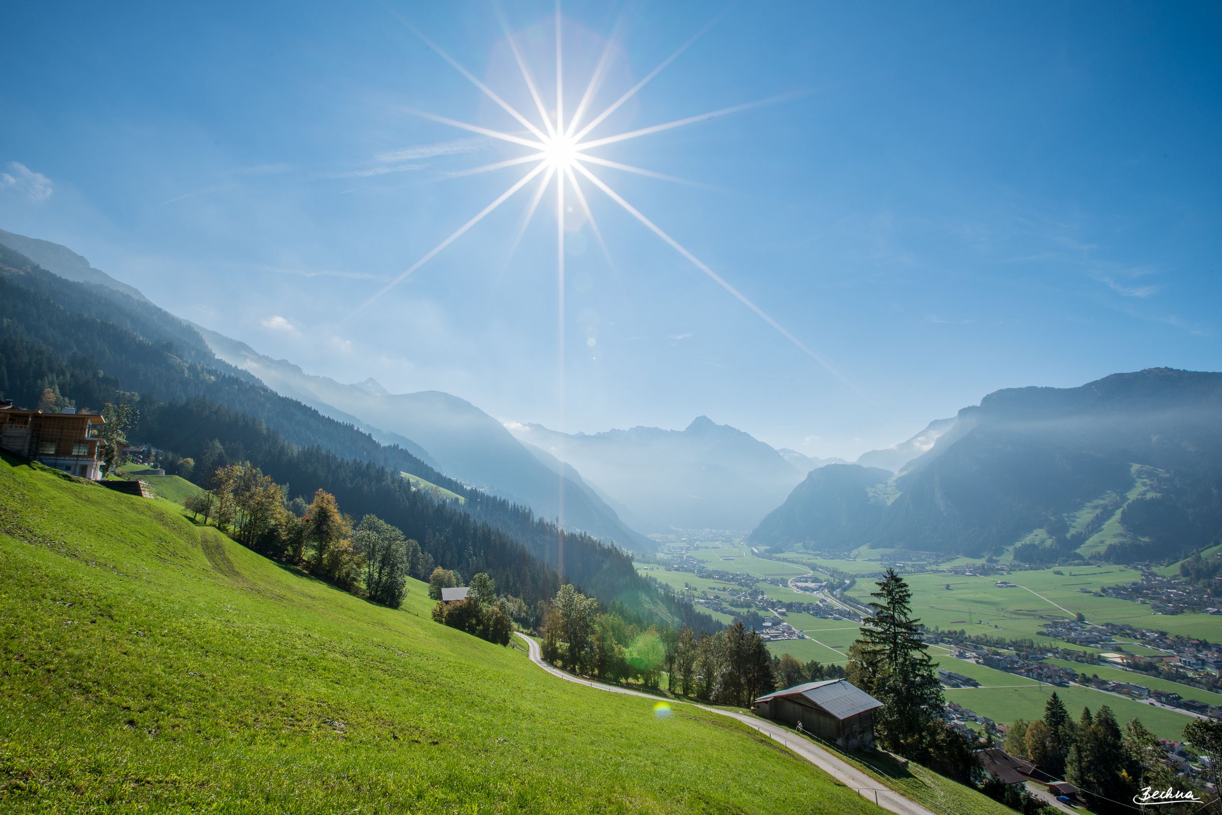 Sonniges Bergpanorama über dem Zillertal