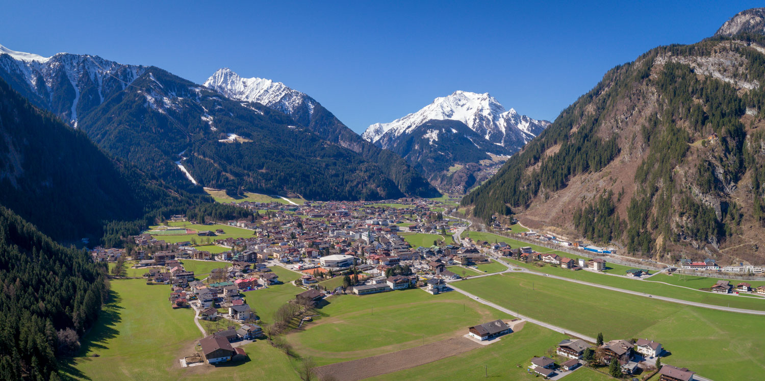 Luftaufnahme von Mayrhofen im Zillertal mit schneebedeckten Bergen